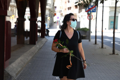 Imatges d'un Sant Jordi atípic a la ciutat de Lleida, sense parades de llibres per les restriccions