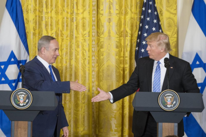Benjamín Netanyahu y Donald Trump en la rueda de prensa de ayer.