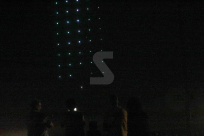 Imágenes del espectáculo de drones que llenó de luces y música el cielo de Alcarràs