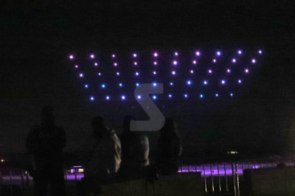 Imágenes del espectáculo de drones que llenó de luces y música el cielo de Alcarràs