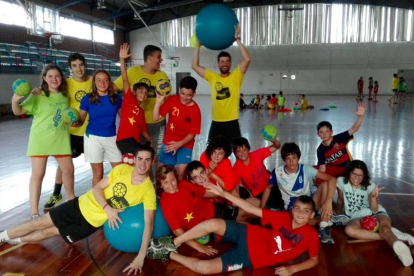 Un grup de jugadors i jugadores de l’Handbol Pardinyes durant una activitat.