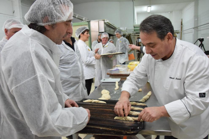 Un momento de la presentación ayer del nuevo pan ‘Trenat de formatge’ en La Seu d’Urgell.