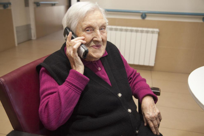 Los mayores van a recibir llamadas periódicas para conocer cómo se encuentran. 