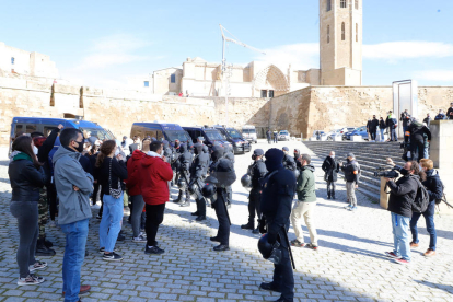 Un ampli dispositiu de Mossos d'Esquadra va evitar ahir incidents en un acte de Vox a Lleida.

Antifeixistes els van increpar i el president del partit, Santiago Abascal, va dir que sempre reben “crits d'energúmens” mentre que als presos independentistes ningú “els assetja”.