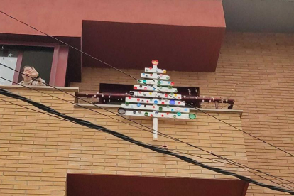 Així llueix l'arbre de nadal que hem fet amb elements reciclats