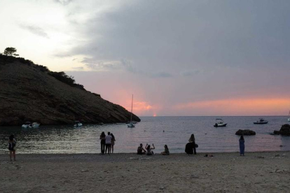 Admirant un preciosa posta de sol a una cala d'Eivissa