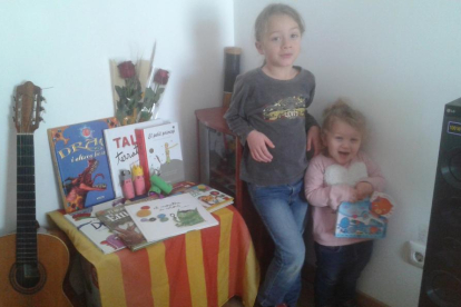 Els petits de casa han celebrat Sant Jordi muntant una paradeta amb els seus llibres preferits. La petitona Iris de dos anys ha escollit El meu gatet Praliné i el gran l'Albert de sis anys està entre Dracs i altres bèsties i un clàssic com El petit príncep.