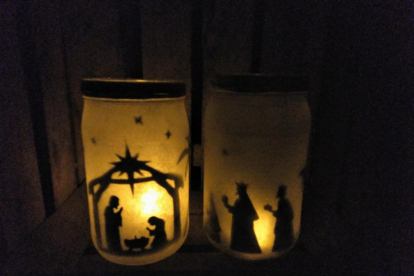 Decoración navideña con potes de cristal de la llegada de los reyes magos al portal de Belén