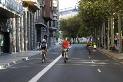 Més d'un miler de ciclistes recorren els carrers de la ciutat per reivindicar una mobilitat més sostenible.
