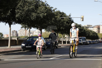 Més d'un miler de ciclistes recorren els carrers de la ciutat per reivindicar una mobilitat més sostenible.