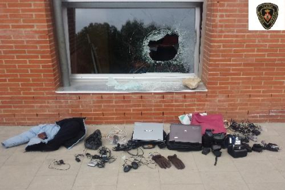 Imagen del material recuperado del robo en el colegio Sant Jordi.