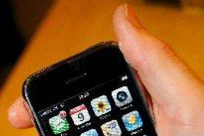 Els pediatres detecten més ús de mòbil en els infants i alerten del risc d’addicció