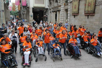 ‘Flashmob’ de Aremi el pasado mes de octubre en la plaza Paeria para reclamar más ayuda a los afectados de parálisis cerebral.