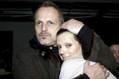 Miguel Bosé, en una foto de archivo abrazando a su sobrina Bimba.