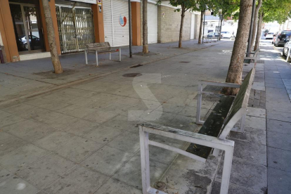 L'associació de veïns de la Bordeta ha demanat a l'ajuntament que repari els cinc bancs que hi ha en una plaça del carrer Àger l'estat dels quals és “deplorable”.