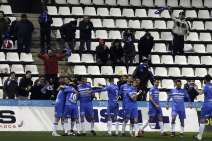 Los jugadores del Lleida celebran el gol con el que derrotaron al Ebro el pasado sábado.