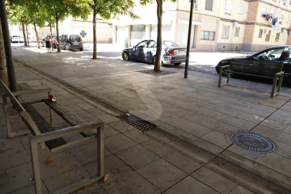 La asociación de vecinos de la Bordeta ha pedido al ayuntamiento que repare los cinco bancos que hay en una plaza de la calle Àger cuyo estado es “deplorable”.
