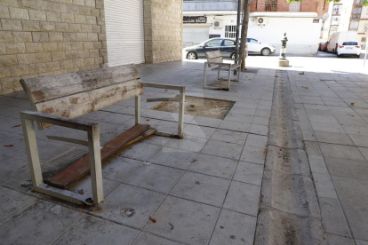 La asociación de vecinos de la Bordeta ha pedido al ayuntamiento que repare los cinco bancos que hay en una plaza de la calle Àger cuyo estado es “deplorable”.
