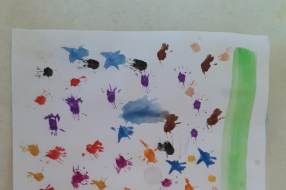 El Pol, de 4 anys, ha dibuixat les petjades de dinosaure que va veure durant una excursio que va fer aquest estiu!