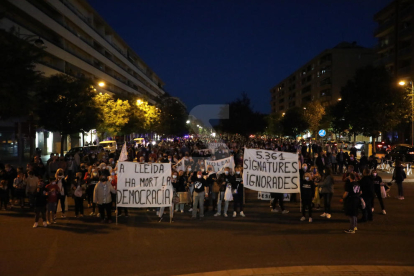 Més de mig miler de veïns es manifesten a Lleida per exigir la residència al solar de Pardinyes on la Paeria preveu l'alberg per a temporers i persones sense llar