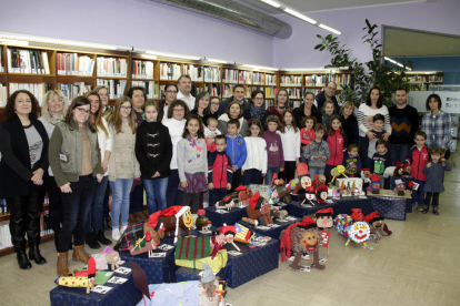Imagen de las familias ganadoras en el acto de entrega de los premios del concurso BiblioNadal de Alpicat.