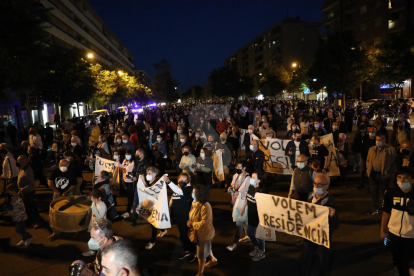 Més de mig miler de veïns es manifesten a Lleida per exigir la residència al solar de Pardinyes on la Paeria preveu l'alberg per a temporers i persones sense llar