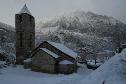 L'Església de Sant Joan de Boí, al municipi de Boí, amb la seva típica estampa hivernal.