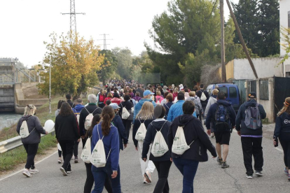 Más de 1.400 personas participaron en la novena edición de la caminata popular 'En Marcha' de la AECC.