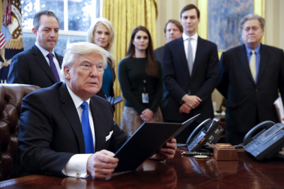Trump durante la firma de las órdenes en el Despacho Oval.
