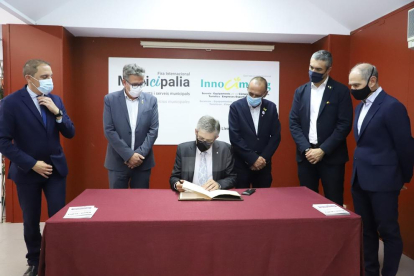 El salón Municipàlia de Lleida abrió las puertas de la 21.ª edición convertido en el primer certamen especializado en equipamientos urbanos del Estado que vuelve a la plena presencialidad desde el inicio de la pandemia del coronavirus.
