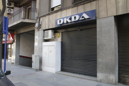 Accés al local, que està situat al número 26 del carrer Enric Granados, al costat de Ronda.