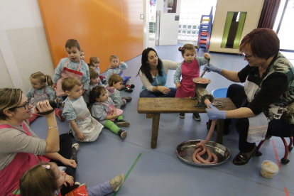 Alumnos de la guardería de Alcarràs, ayer, mostrando las longanizas resultantes del taller de ‘mondongo’.