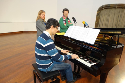 El professor de l’Escola de Música Ricard Viliella va amenitzar amb música la presentació del programa.
