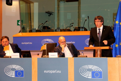 Puigdemont durant el seu discurs en una sala del Parlament Europeu plena.