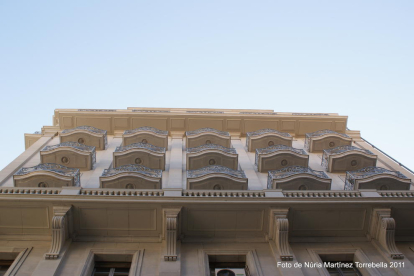 Edifici de l'anomenat Montepio , constructor  Marià Gomà i Rodriguez Mijares 1948 ara  La Caixa .