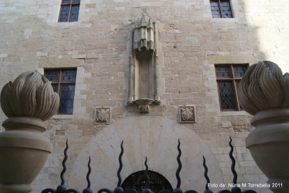 Façana de l'antic Hospital de Santa Maria, plaça de la Catedral, construcció s.XV-XVI,d'estil Gòtic,aquesta porta  estaba presideida per la Mare de Déu amb el Nen, ara conservada al Museu de Lleida.