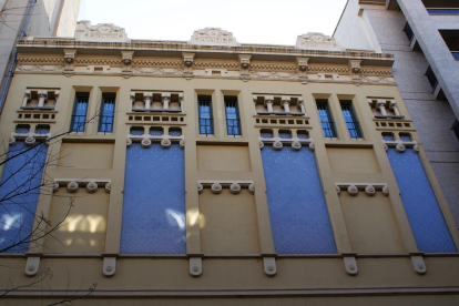 Façana de Blondel del antic Cinema Viñyes, construit al 1915 per l'arquitecte Francesc Morera d'estil  Modernista, es va anomerar Cinema Viñes, en honor al famós músic lleidatá Ricard Vinyes.