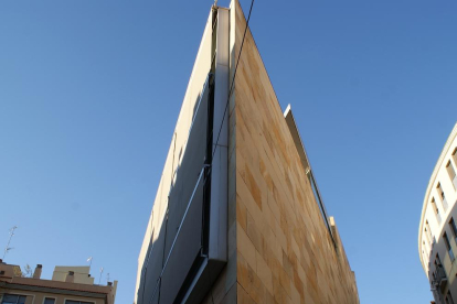 Centre Cívic del Centre Históric  , arquitecte  Jaume Terés  2003  .Domina la Plaça de L'Ereta , denota un espai avui conpletament renovat amb unes formes de geometria triangular i fort pendent.