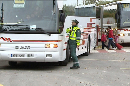 Un control de la Guàrdia Civil en vehicles de transport escolar.
