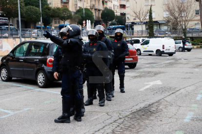 Imatges de la detenció de Pablo Hasél i l'ampli dispositiu policial