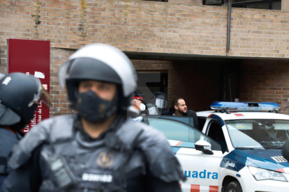 Imatges de la detenció de Pablo Hasél i l'ampli dispositiu policial