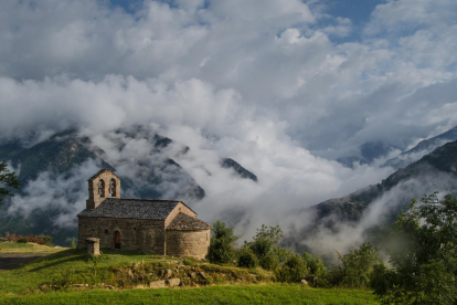 l'Ermita de Sant Quirç de Durro per sobre els núvols