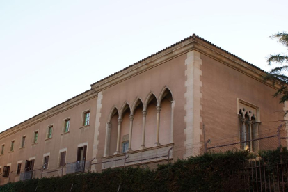 Palau Episcopal , construit  1945-1947 ,arquitecte Gabino Lagarriga,d'estil historicisa amb evocacions neoclasiques