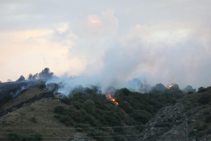 Crema unes 80 hectàrees de Catalunya i Aragó.