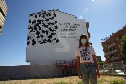 L'artista Cristina Dejuan lamenta que no hagi pogut acabar el seu treball pel veto de veïns del bloc en què pintava la seua obra