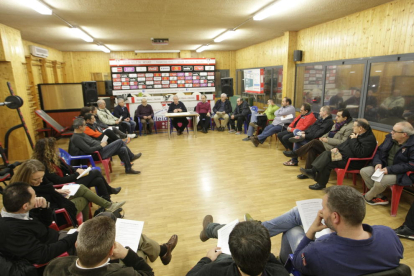 Una vista general de la reunión anoche en el Atlètic Segre para crear una junta amplia y renovada.