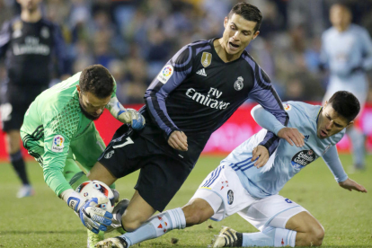 Cristiano Ronaldo cae ante el meta Sergio Álvarez y el defensa argentino Facundo Roncaglia.