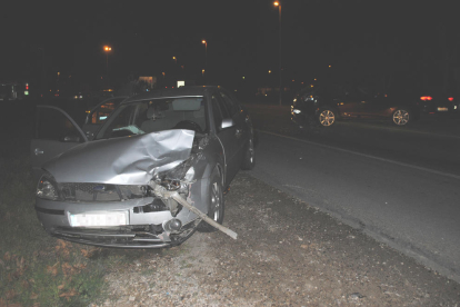 Un vehicle va quedar bolcat al mig de la carretera al sortir de la via a Torre-serona.