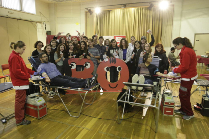 El col·legi Santa Anna de Lleida va acollir ahir una campanya de donació de sang promoguda pels mateixos escolars i el Banc de Sang.