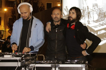 Guille Milkiway, Rafa Ariño i Axel Pi, en una sessió musical el novembre a la Zona Alta de Lleida.